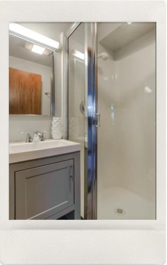 Private Guest Suite In West Bellevue Home エクステリア 写真